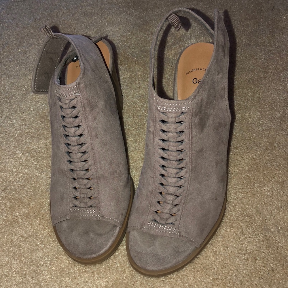 GAP open toe heel